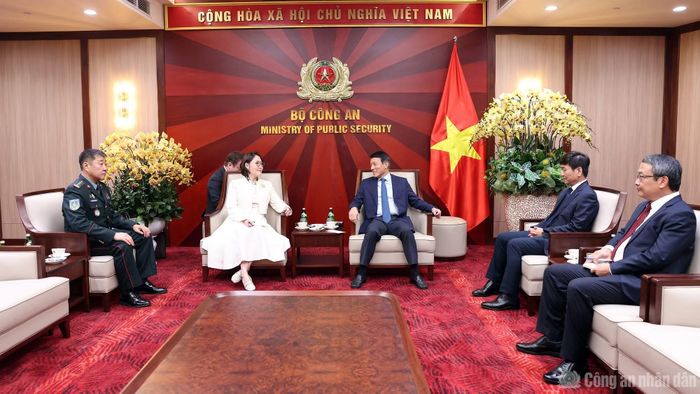 Bộ trưởng Lương Tam Quang và Đại sứ Ganbaatar Hulan trao đổi về phương hướng hợp tác thời gian tới.
