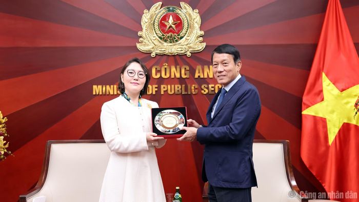 Bộ trưởng Lương Tam Quang tặng quà lưu niệm Đại sứ Ganbaatar Hulan.