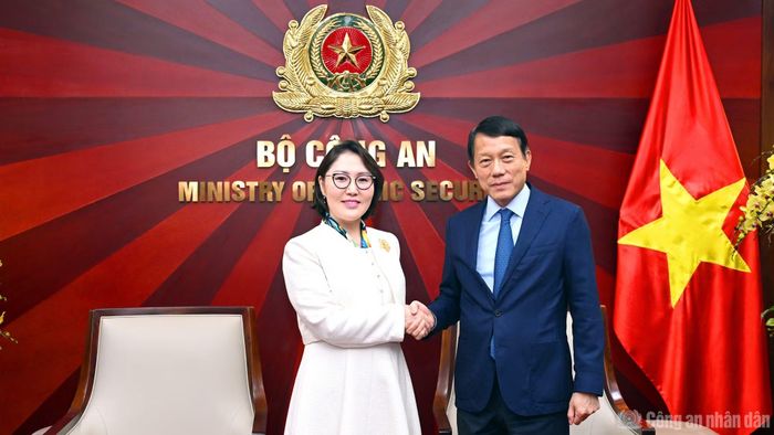 Bộ trưởng Lương Tam Quang chúc Đại sứ Ganbaatar Hulan có nhiệm kỳ công tác thành công tại Việt Nam.