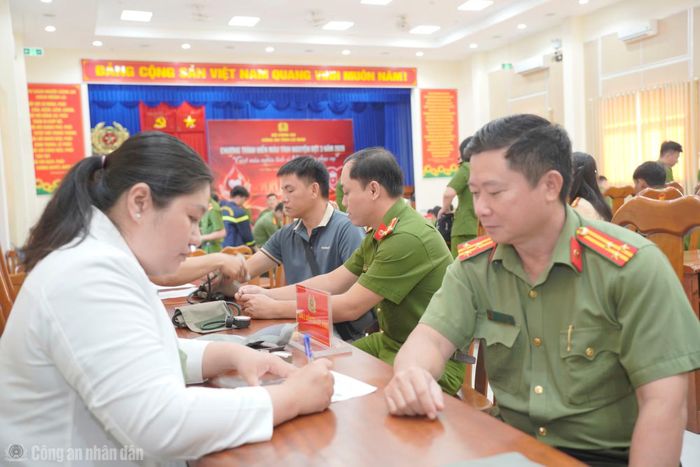 Chương trình hiến máu tình nguyện đợt 3 thu hút đông đảo CBCS nhân dân tham gia.