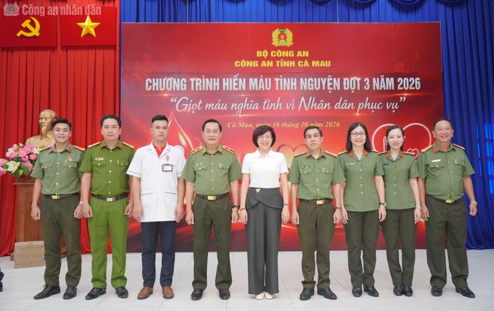 Thiếu tướng Hồ Việt Triều, Giám đốc Công an tỉnh Cà Mau, thăm hỏi CBCS tham gia hiến máu tình nguyện.