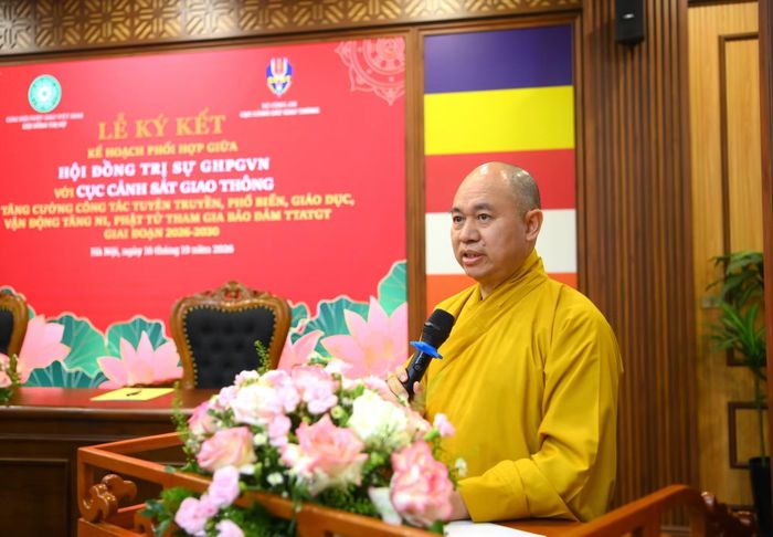 Thượng toạ Thích Đức Thiện phát biểu tại lễ ký kết.