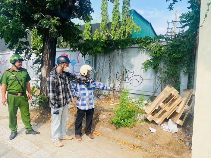 Hai người xả rác trên địa bàn phường Tân Mỹ bị phát hiện.