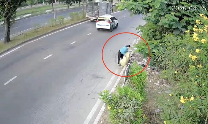 Người phụ nữ đem bao rác bỏ bên đường bị camera ghi lại.