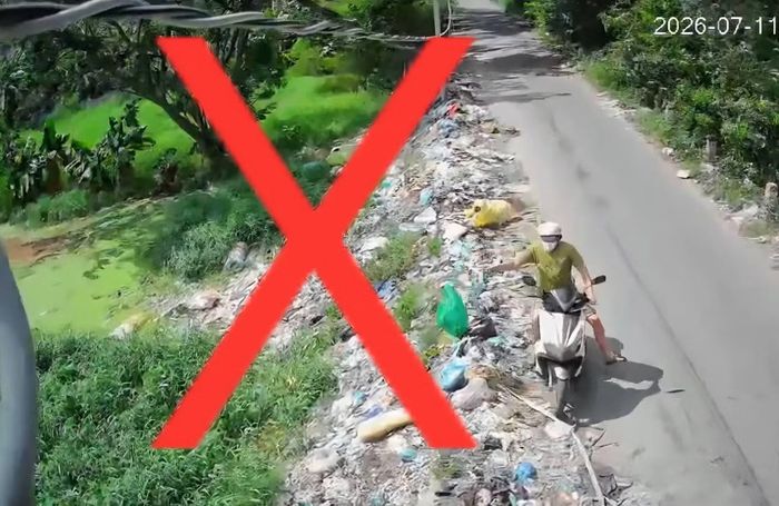 Camera ghi lại hình ảnh người đàn ông xả rác tại khu đất trống trên địa bàn xã Tân Vĩnh Lộc.
