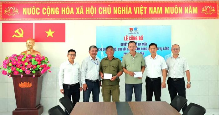 UBND phường Bình Tân đã khen thưởng đột xuất ông Đỗ Như Trang và ông Lương Quốc Vinh.
