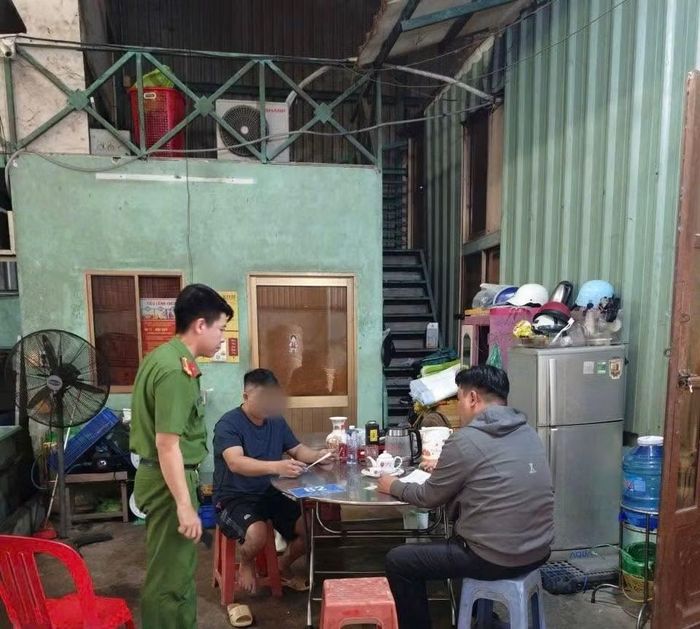 Công an xã Bình Chánh lập biên bản xử phạt người bỏ rác không đúng nơi quy định.