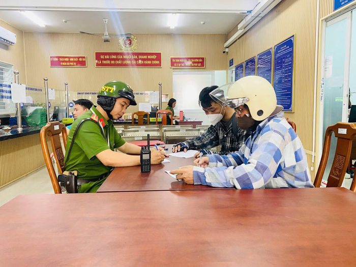 Công an phường Tân Mỹ lập biên bản xử lý những người xả rác.