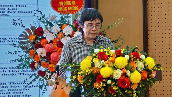 Hoạ sĩ Lê Tiến Vượng- Chi hội trưởng Đồ họa 2, Hội Mỹ thuật Việt Nam phát biểu tại Đại hội