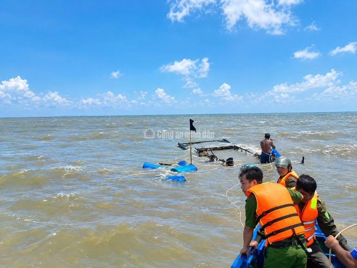 Công an xã Tam Giang phối hợp trục vớt tàu cá bị chìm.