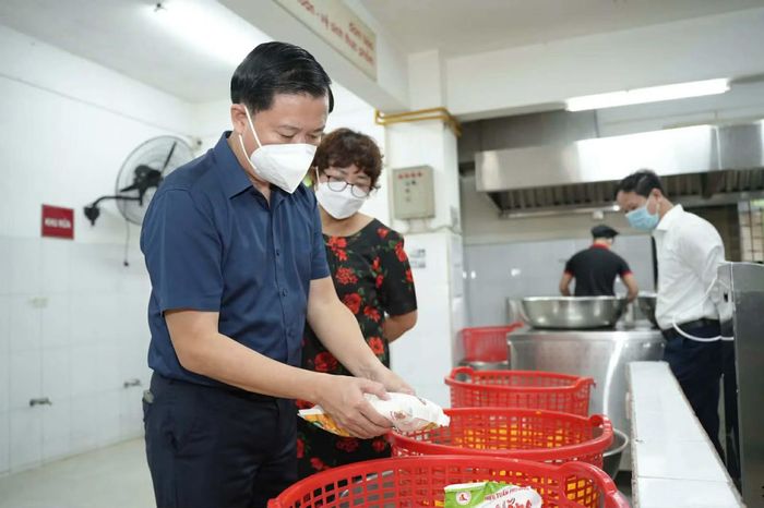 Kiểm tra bếp ăn bán trú trên địa bàn Hà Nội.