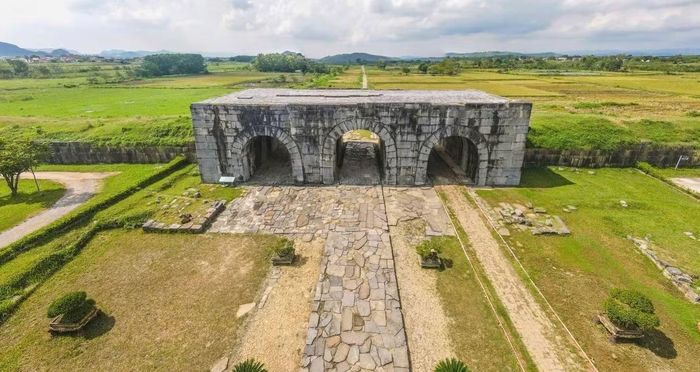 Thành nhà Hồ là công trình thành đá có kiến trúc độc đáo, tiêu biểu cho trình độ kỹ thuật xây dựng cuối thế kỷ XIV ở Việt Nam và khu vực Đông Nam Á.