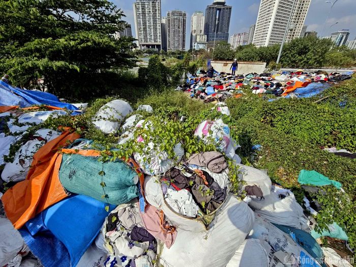 Theo dự kiến ban đầu, Công ty TNHH MTV Môi trường đô thị Hà Nội - Chi nhánh Cầu Diễn sẽ hoàn thành việc dọn dẹp, thu gom "núi quần áo" trên vào hôm nay (16/10). Tuy nhiên, với số lượng hiện còn lại, công việc này có thể sẽ mất thêm nhiều thời gian để hoàn thành.