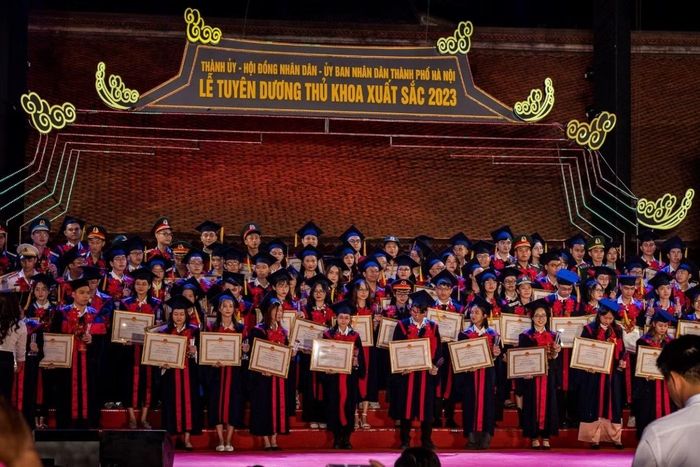 Hà Nội tuyên dương thủ khoa xuất sắc.