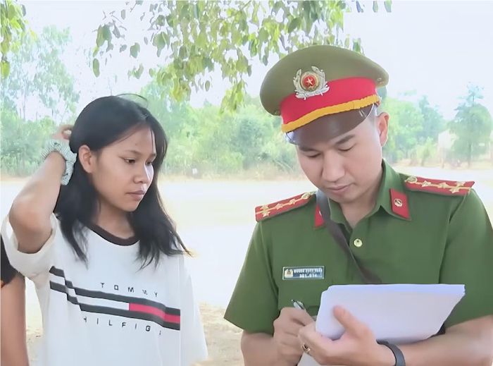 Cán bộ, chiến sĩ Công an giúp một người dân trên địa bàn kê khai, thay đổi giấy tờ ngay tại địa bàn.