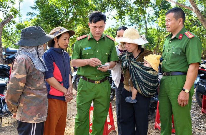 Cán bộ, chiến sĩ Công an xã đến tận vườn, rẫy nhà dân để hướng dẫn tích hợp thủ tục giấy tờ vào ứng dụng định danh điện tử.