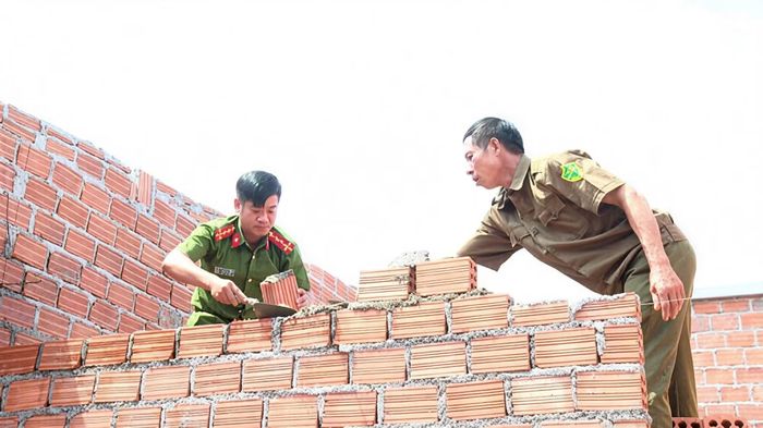 Cùng hỗ trợ người dân xây nhà cho các hộ gia đình khó khăn.