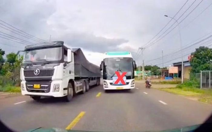 Xe ô tô khách vượt xe không đúng quy định trên tuyến Quốc lộ 20. (Ảnh cắt từ clip)