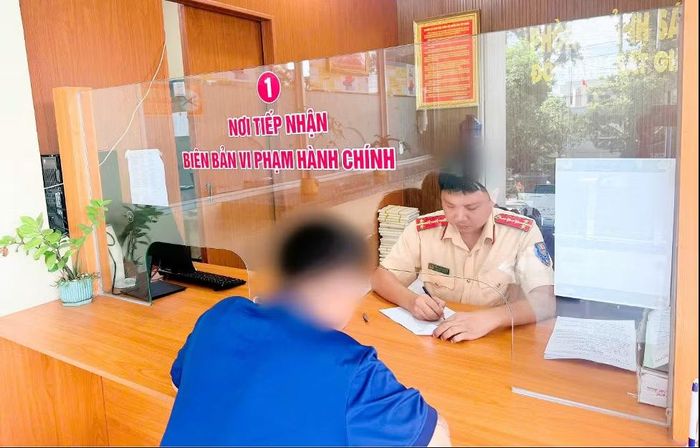 CSGT Công an TP Đồng Nai lập biên bản xử phạt tài xế xe khách vượt xe sai quy định.