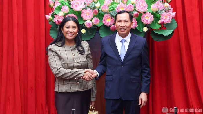 Thứ trưởng Lê Văn Tuyến và bà Kelly Coldiron.