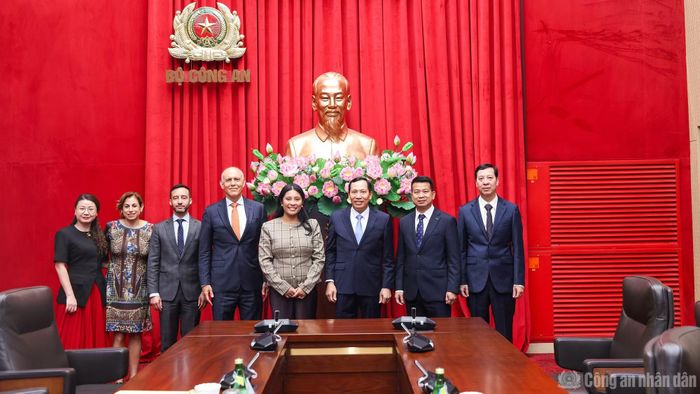 Thứ trưởng Lê Văn Tuyến và bà Kelly Coldiron cùng các đại biểu.