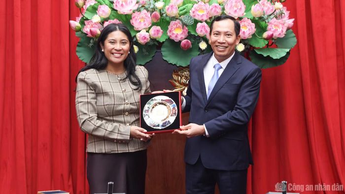 Thứ trưởng Lê Văn Tuyến tặng quà lưu niệm bà Kelly Coldiron.
