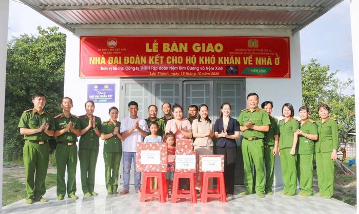 Gia đình anh Điểu Phi nhận quà từ các đơn vị Công an và chính quyền địa phương trao tặng.