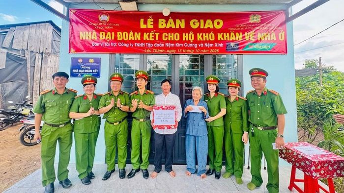 Gia đình bà Lê Thị Bê vui mừng nhận Nhà đại đoàn kết.