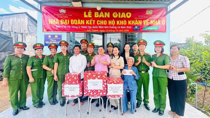 Các đơn vị và chính quyền địa phương trao tặng quà cho gia đình bà Lê Thị Bê.