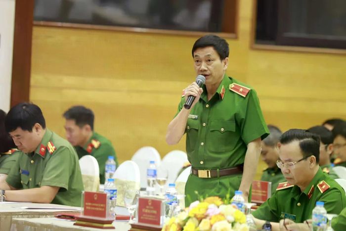 Thiếu tướng Nguyễn Mạnh Hùng, Phó Cục trưởng Cục Cảnh sát quản lý hành chính về trật tự xã hội trả lời băn khoăn của nông dân.