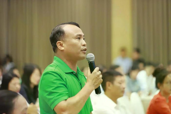 Chủ tịch Hội Nông dân xã Tân Yên (TP Bắc Ninh) Nguyễn Đức Trung đặt câu hỏi tại diễn đàn.