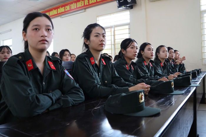 Các đại biểu và học viên tại buổi lễ.