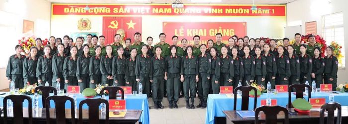 Các đại biểu và học viên chụp ảnh lưu niệm.