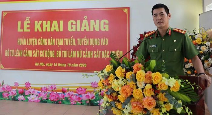 Đại tá Lê Đình Luân phát biểu tại buổi lễ.