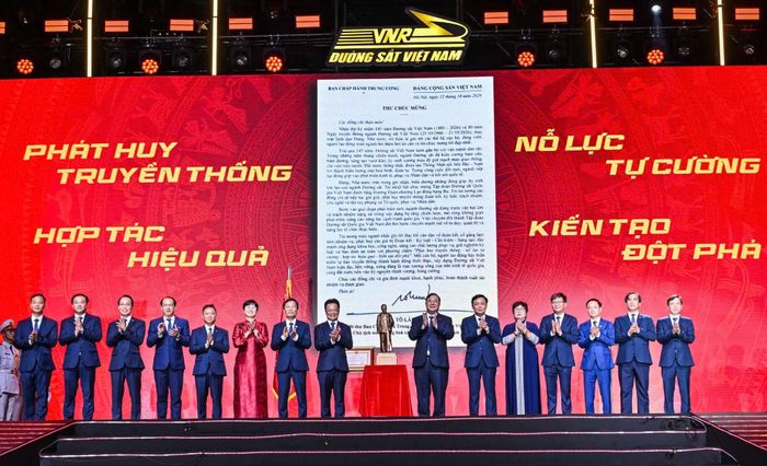 Ban lãnh đạo Tập đoàn đường sắt Quốc gia Việt Nam chụp ảnh kỷ niệm cùng các đại biểu tham dự buổi lễ.