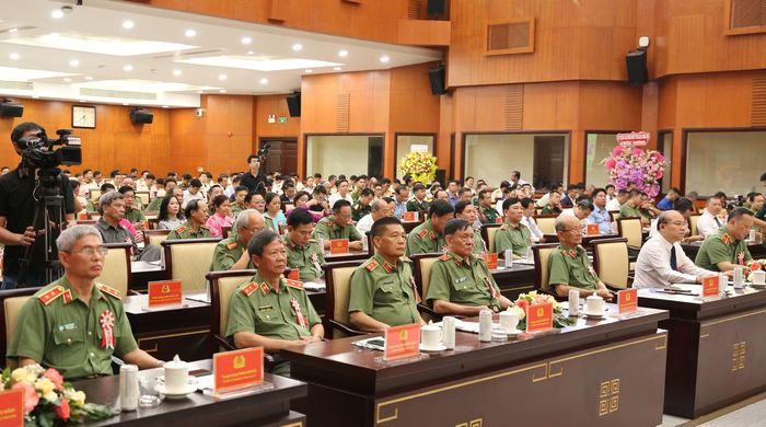 Các đồng chí lãnh đạo và đại biểu tham dự buổi lễ.