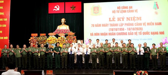 Các đồng chí lãnh đạo và các đại biểu chụp hình lưu niệm.