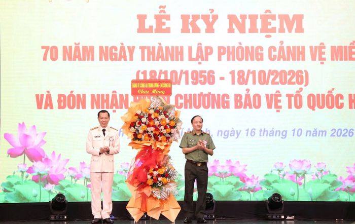 Thứ trưởng Đặng Hồng Đức thay mặt Đảng ủy Công an Trung ương, lãnh đạo Bộ Công an tới dự lễ và có lẵng hoa tươi thắm chúc mừng.