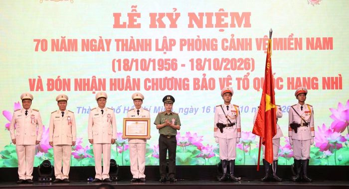 Thừa ủy quyền Chủ tịch nước, Thứ trưởng Đặng Hồng Đức trao Huân chương Bảo vệ Tổ quốc hạng Nhì tặng Phòng Cảnh vệ miền Nam.