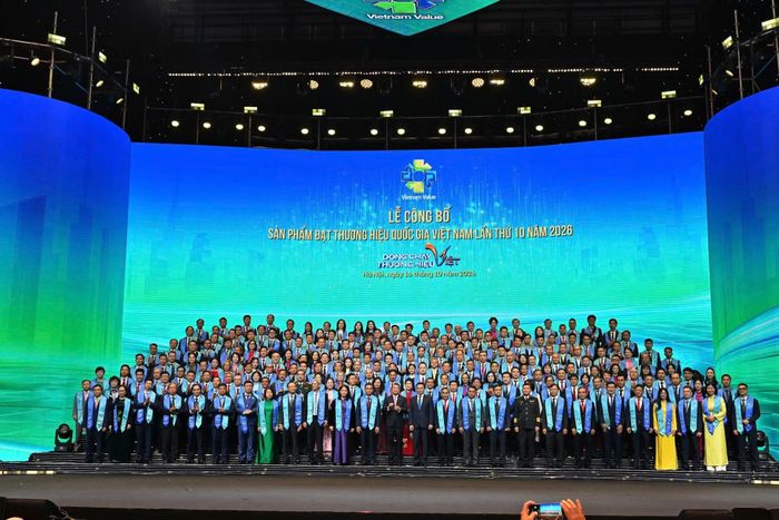 Thủ tướng Lê Minh Hưng chụp ảnh với các đại biểu tại buổi lễ.