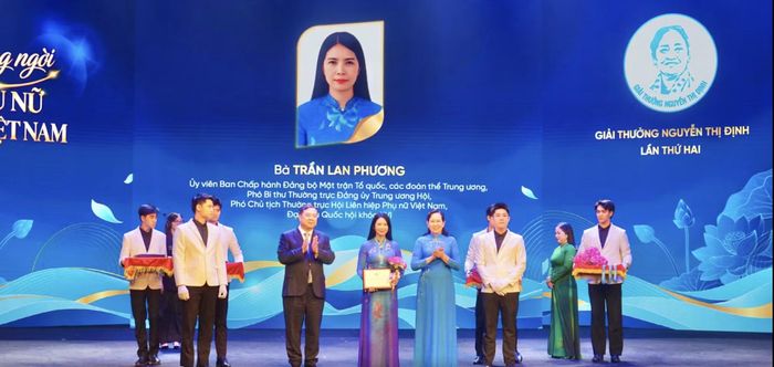 Phó Thủ tướng Thường trực Phạm Gia Túc và bà Lê Thị Thuỷ trao Giải thưởng Nguyễn Thị Định cho các cá nhân xuất sắc.