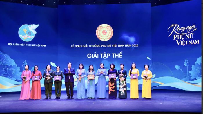  Phó Thủ tướng Thường trực Chính phủ Phạm Gia Túc và Chủ tịch Hội Liên hiệp Phụ nữ Việt Nam ﻿ Lê Thị Thuỷ trao Giải thưởng Phụ nữ Việt Nam cho các tập thể tiêu biểu. 