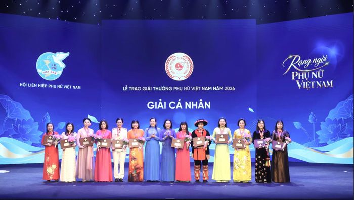  Phó Chủ tịch Quốc hội Nguyễn Thị Thanh và Chủ tịch Hội Liên hiệp Phụ nữ Việt Nam Lê Thị Thuỷ trao ﻿Giải thưởng Phụ nữ Việt Nam cho các cá nhân xuất sắc. 