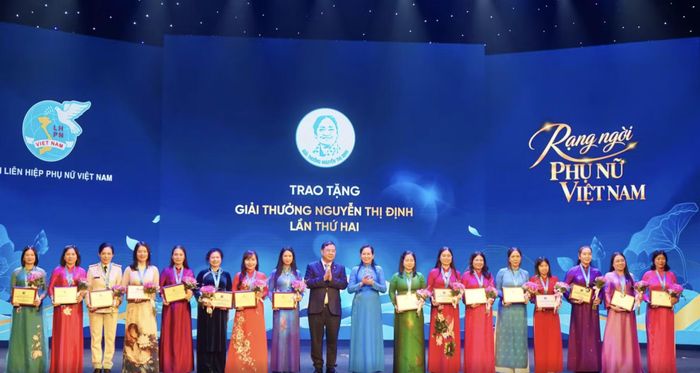 Phó Thủ tướng Thường trực Phạm Gia Túc và bà Lê Thị Thuỷ trao Giải thưởng Nguyễn Thị Định cho các cá nhân xuất sắc.