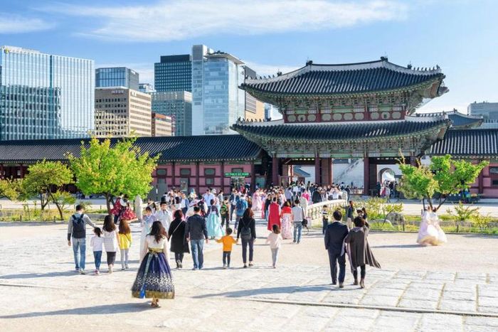 Cung điện Gyeongbokgung ở Thủ đô Seoul là điểm đến rất hút khách du lịch phim trường. Họ thường mặc trang phục truyền thống hanbok của Hàn Quốc, để trải nghiệm cảm giác hoá thân thành các nhân vật K-dramas. Ảnh: stuff.co.nz