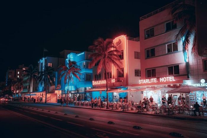 Nhiều địa điểm quay phim "Miami Vice", trong đó có các khách sạn theo phong cách Art Deco trên đường Ocean Drive trong khu phố South Beach của bãi biển Miami, bang Florida, Mỹ) vẫn tồn tại, hút khách du lịch phim trường đổ tới. Ảnh: Osmany Mederos