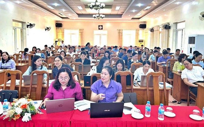Cán bộ khuyến học được hướng dẫn sử dụng phần mềm đánh giá, công nhận “Công dân học tập” theo Bộ Tiêu chí đánh giá và công nhận mô hình “Công dân học tập”.