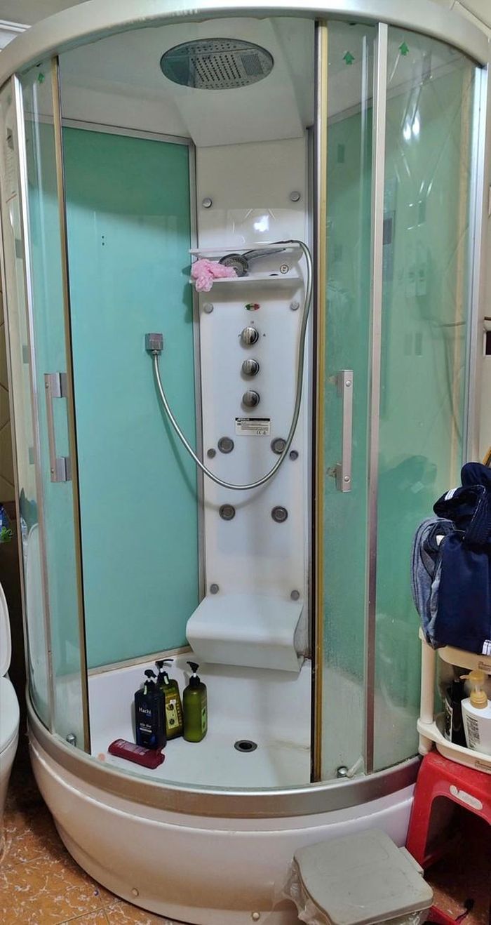 Tôi và bố mẹ và tôi năm 2021, và bồn tắm xông hơi giá hơn 1 cây vàng bố mẹ tôi sắm năm 2011. Ảnh của tác giả