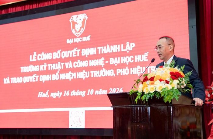 PGS.TS Nguyễn Quang Lịch, Hiệu trưởng Trường Kỹ thuật và Công nghệ - Đại học Huế phát biểu nhận nhiệm vụ. Ảnh: hueuni