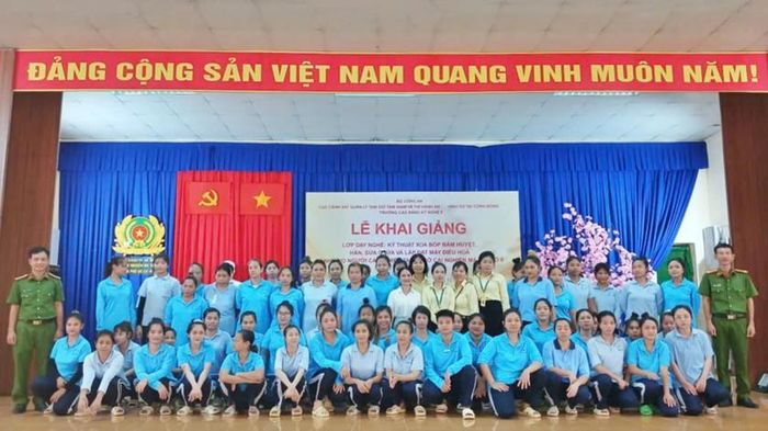 Các học viên và cùng lãnh đạo các đơn vị tại lễ khai giảng.